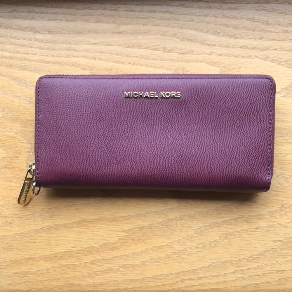 Michael Kors 32S5GTVE9L Jet Set Travel Leather Continental Wallet in Berry